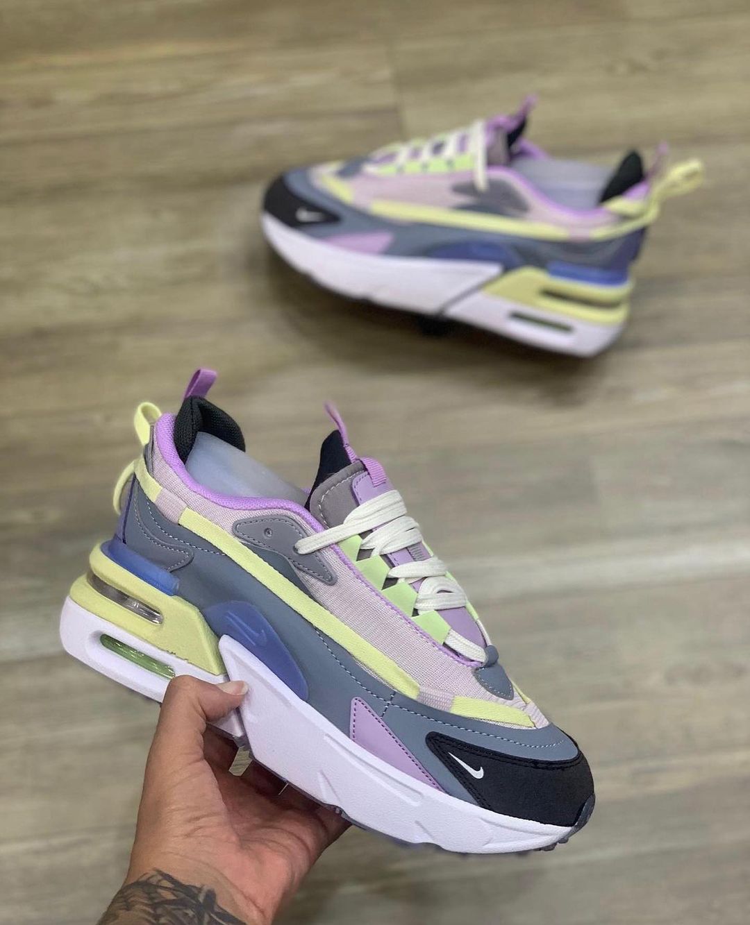 Nike W AIR MAX FURIOSA - Gris y Rosado