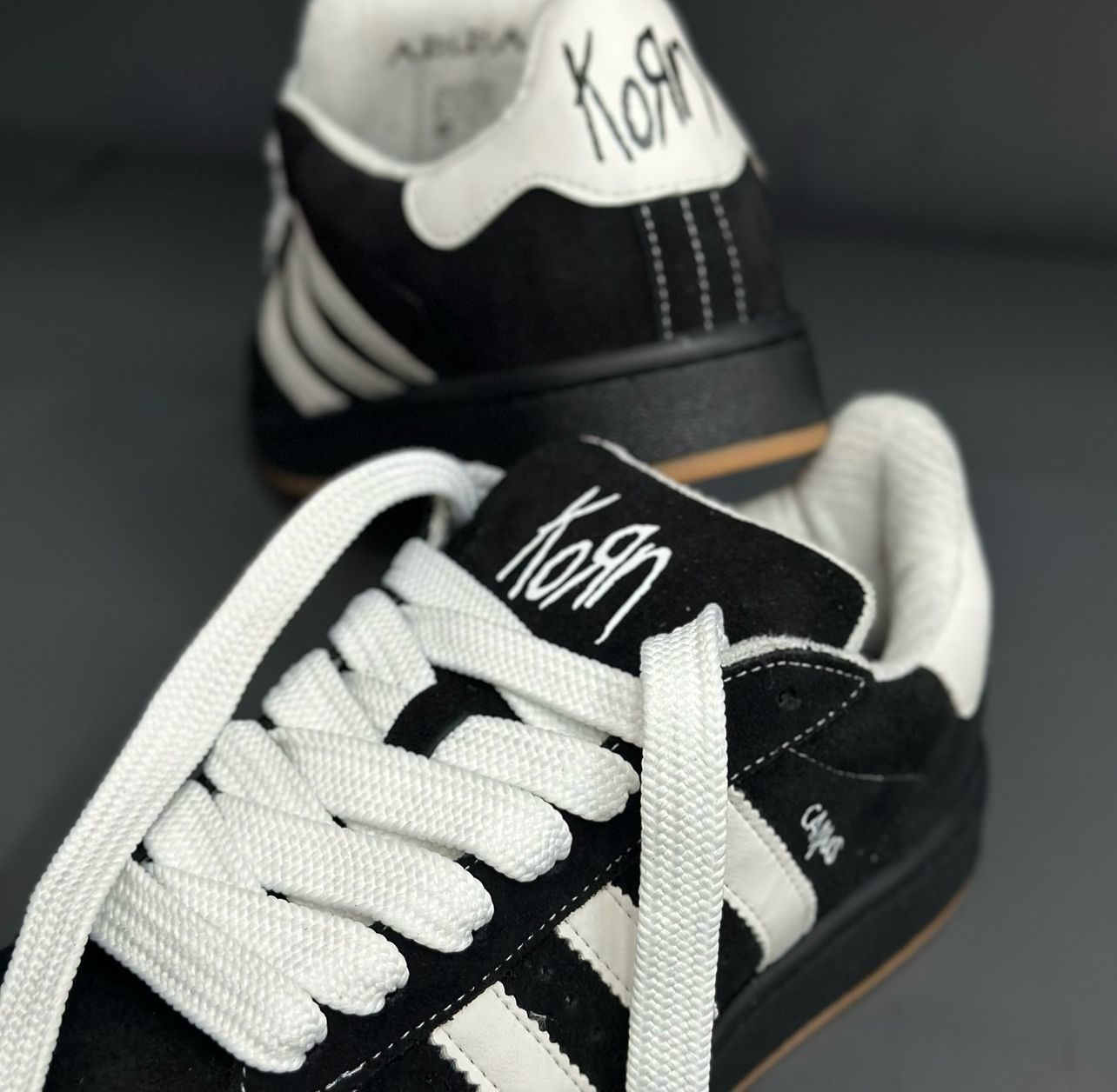 Adidas Campus 00S - Negras y Blanco Korn