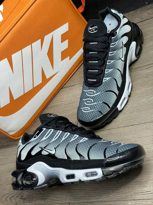 Nike Air Max Plus TN - Negras y Grises