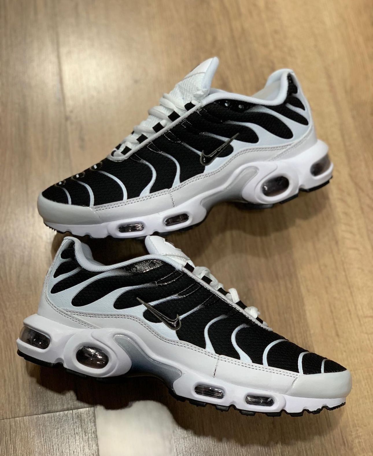 Nike Air Max Plus TN - Blancas y Negras