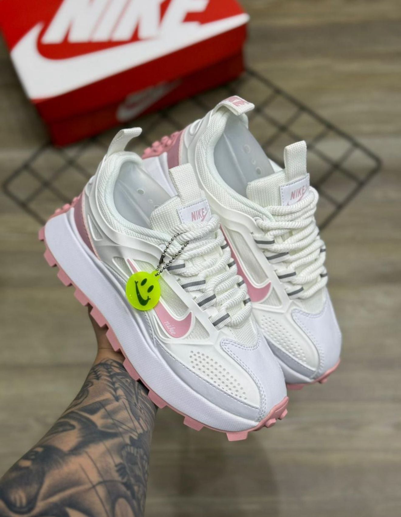 Nike Bailleli – Blanco y Rosado