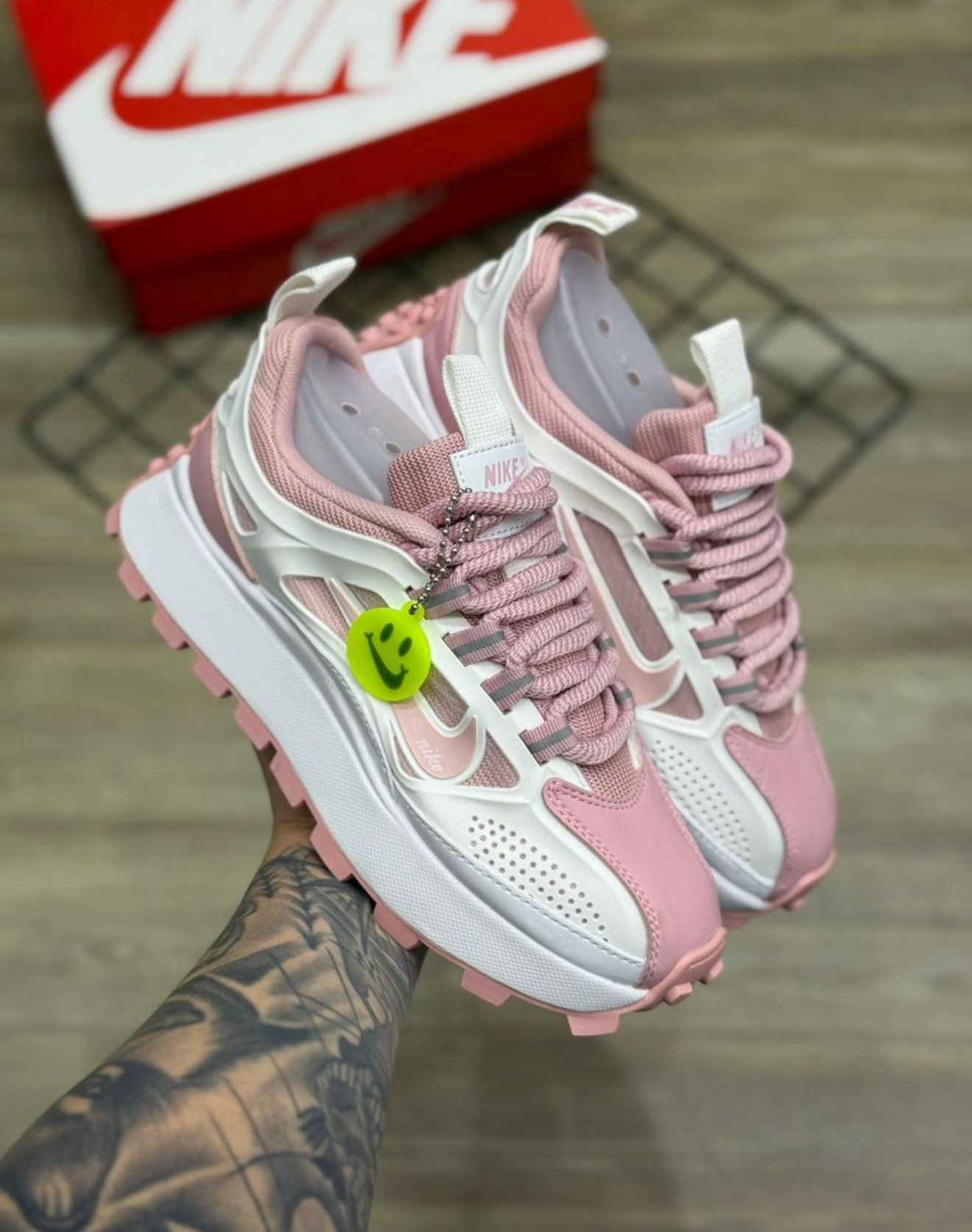 Nike Bailleli – Rosado y Blanco