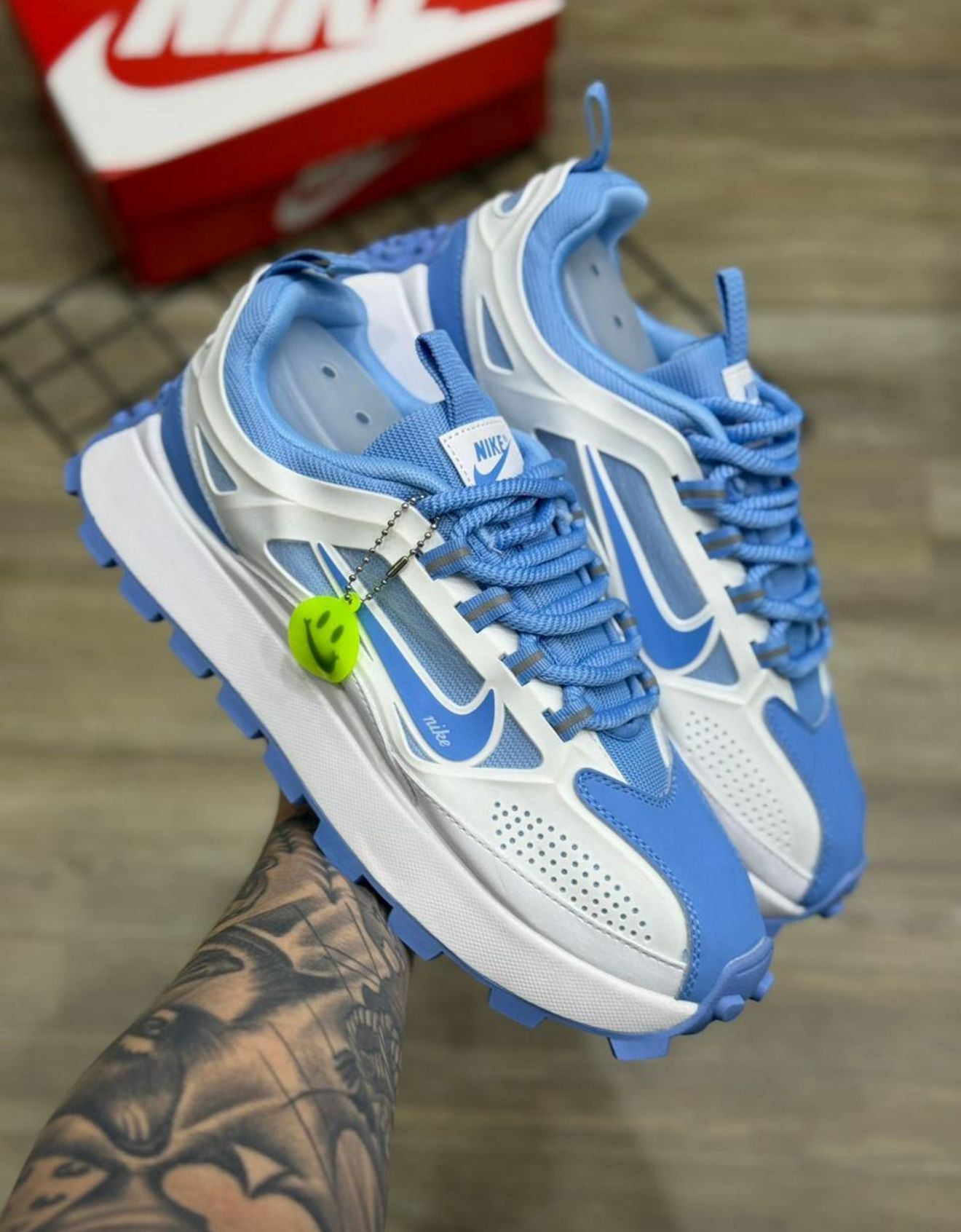 Nike Bailleli – Celeste y Blanco