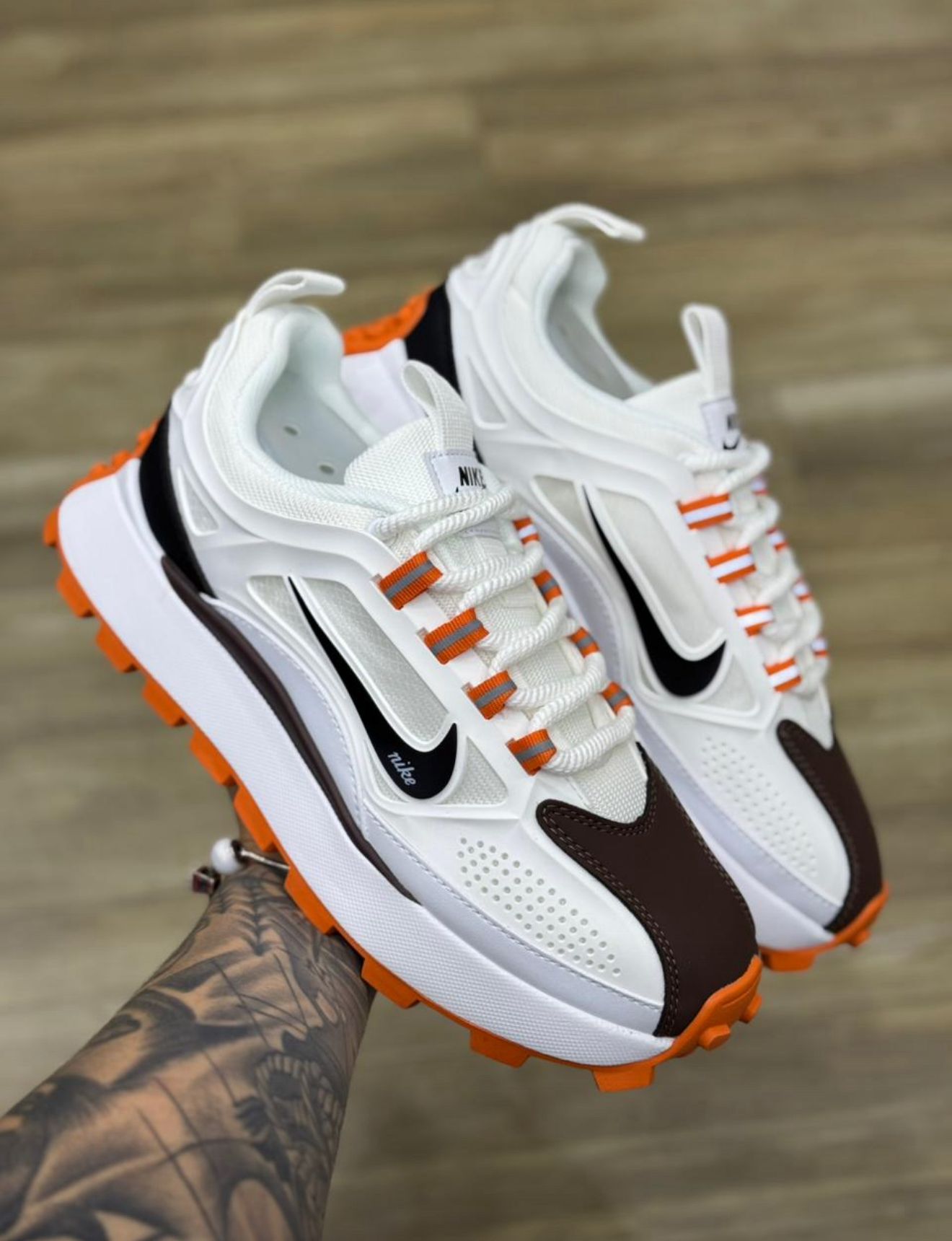 Nike Bailleli – Blancas y Naranjas