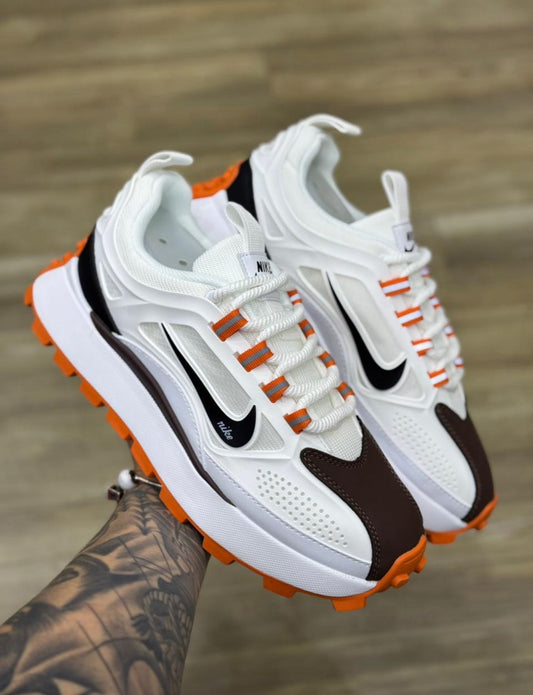 Nike Bailleli – Blancas y Naranjas